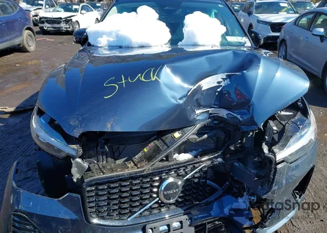 2024 Volvo Xc60 B5 Plus Dark Theme z USA, uszkodzony, nr VIN YV4L12RL8R1815070